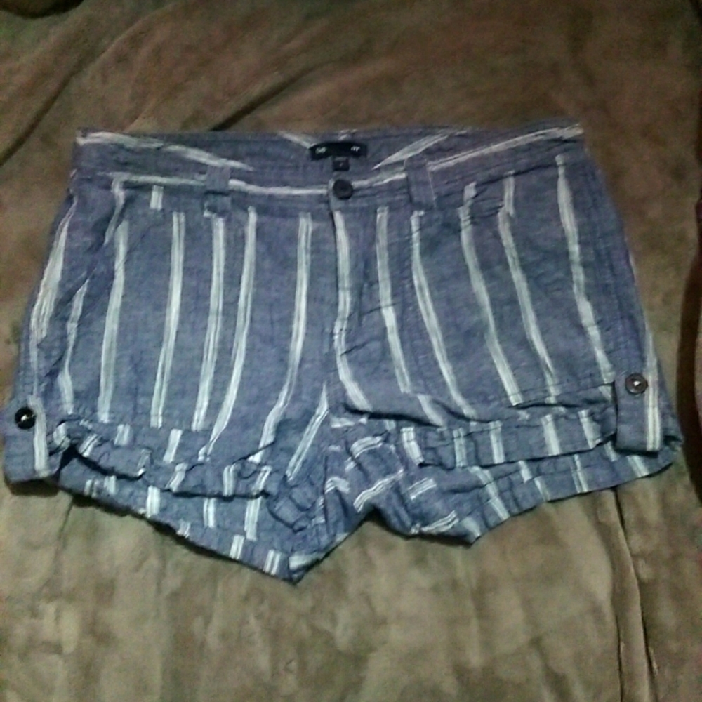 Gap womens size 8 blue denim shorts with white strips